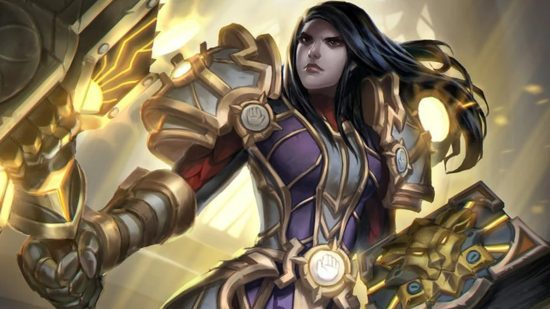 Wzmocnienia klasy WoW Dragonflight dla Paladyna i Arms Warriora: Blada kobieta o czarnych włosach i fioletowej zbroi ze złotymi inkrustacjami trzyma ogromny młot i księgę zaklęć z lwem