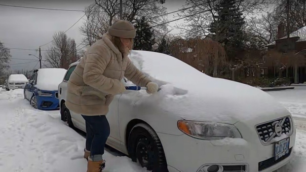 AKTUALIZACJE NA ŻYWO: Trwają prace porządkowe po zimowej burzy, która nawiedziła GTA w południowym Ontario