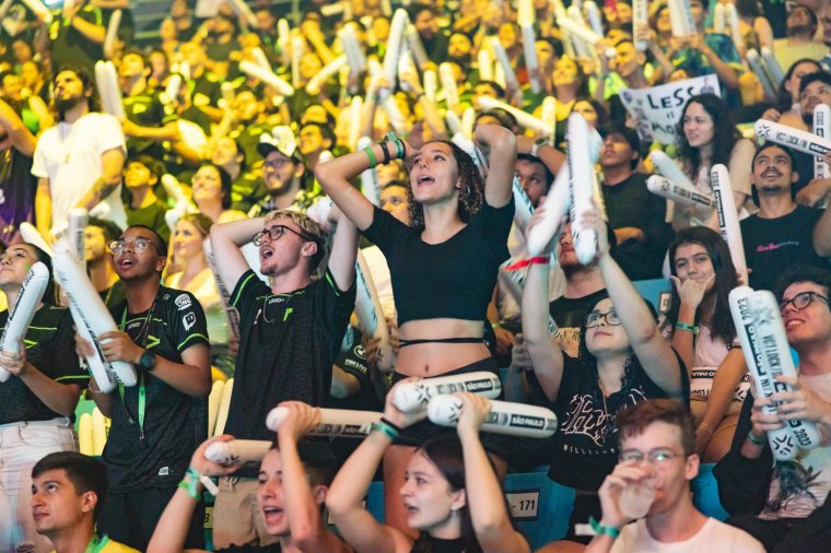 SAO PAULO, BRAZYLIA — 4 marca: Fani reagują na widowni podczas finałów VALORANT Champions Tour 2023: LOCK//IN, 4 marca 2023 r. w Sao Paulo, Brazylia. (Zdjęcie: Lance Skundrich/Riot Games za pośrednictwem Getty Images)