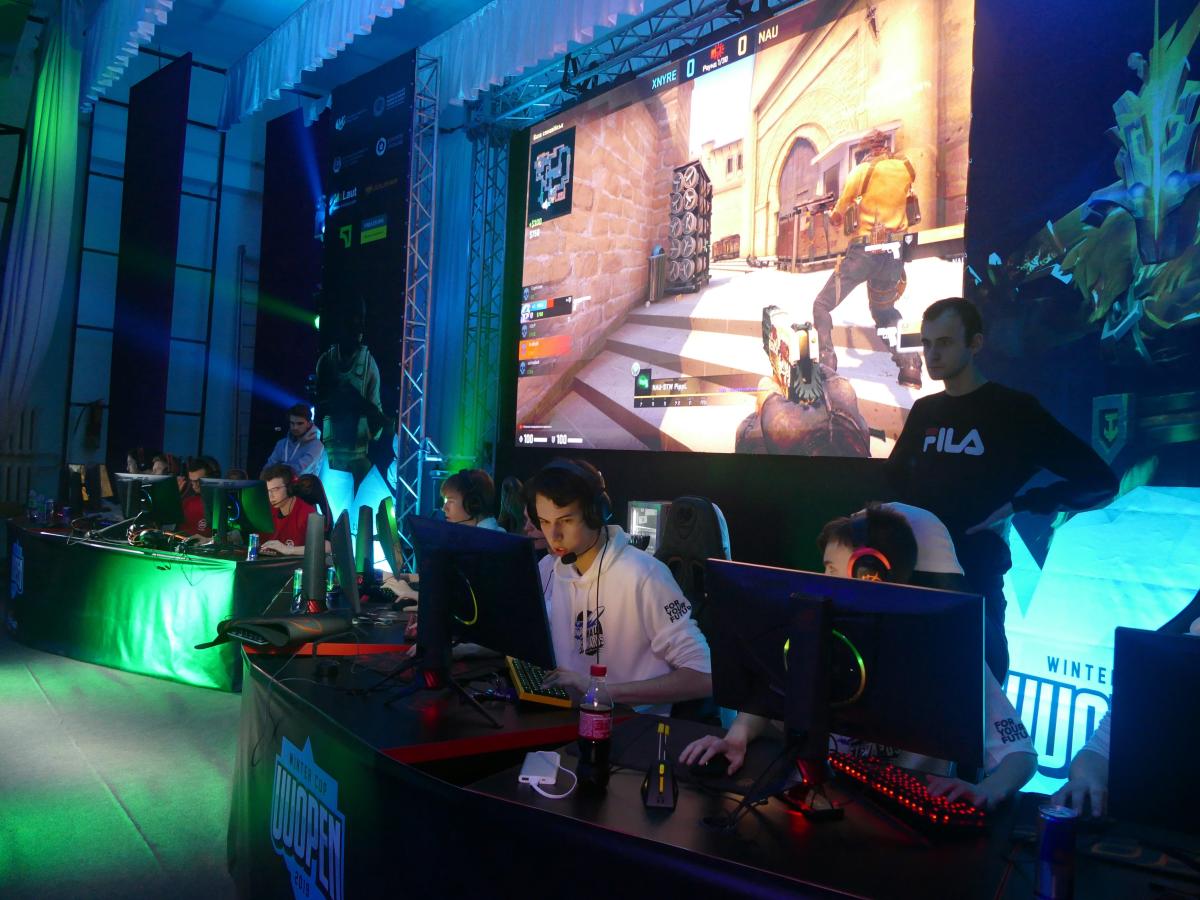 Czysto kosmetyczny zestaw akcesoriów do wirtualnej broni z gry „Counter-Strike” sprzedany za ponad 500 000 $