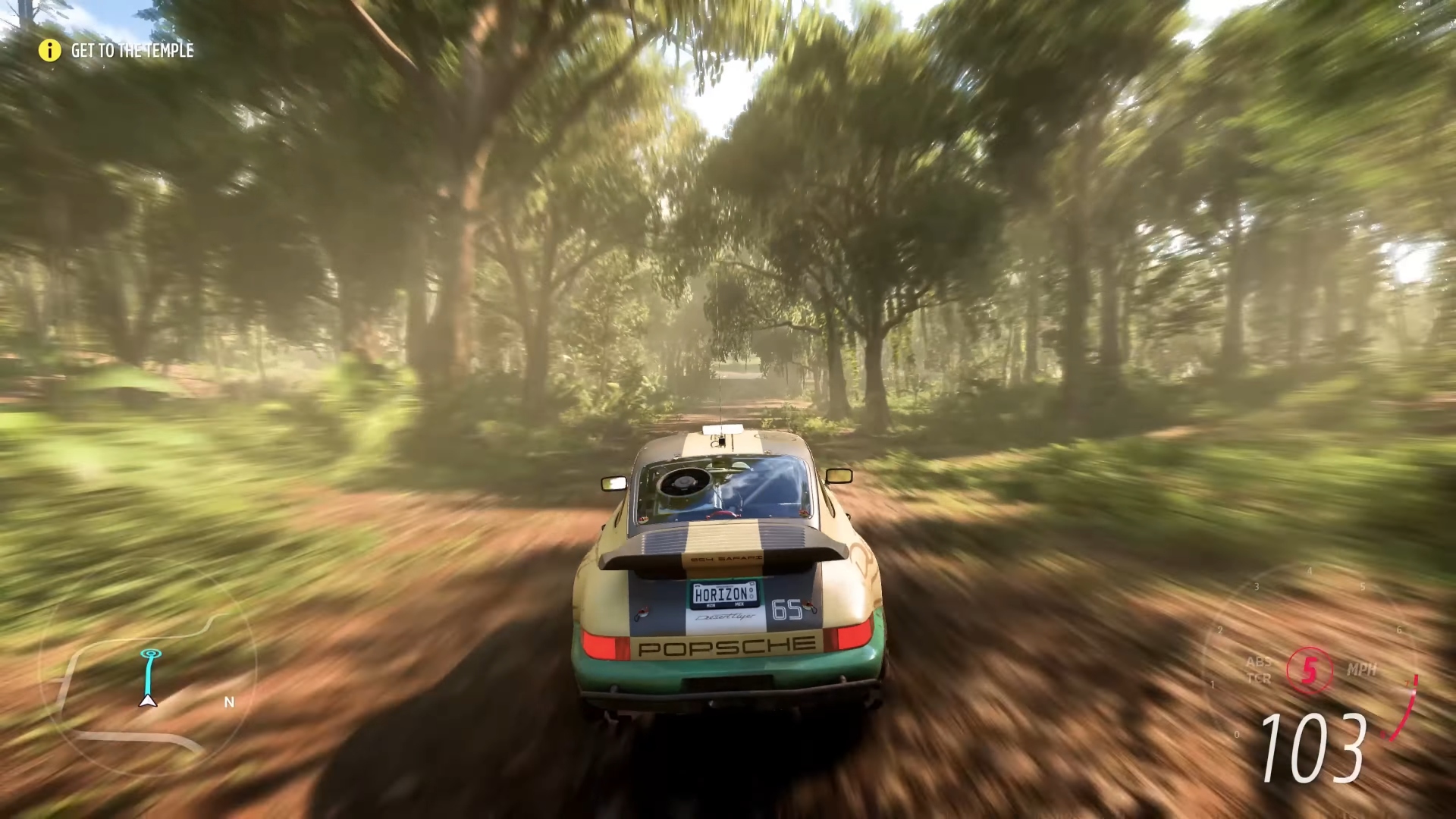 Najlepsze gry międzyplatformowe: Forza Horizon 5. Zdjęcie przedstawia samochód przejeżdżający przez dżunglę.