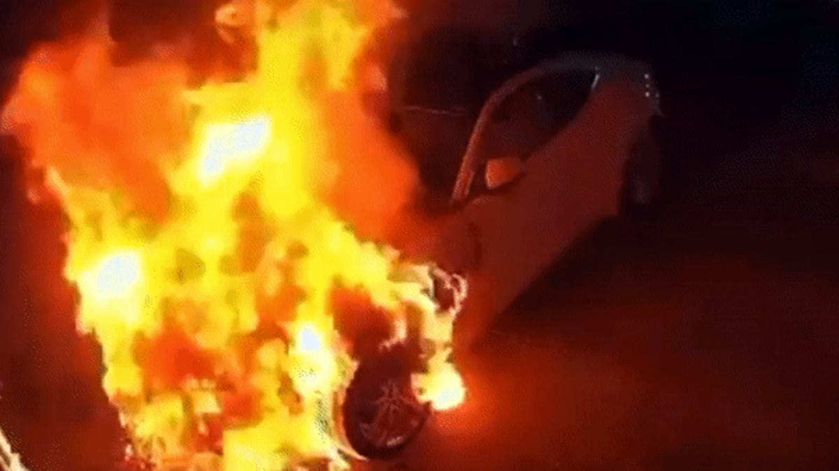Samochód streamera Twitcha podpalony przez widza, który przejechał 700 mil