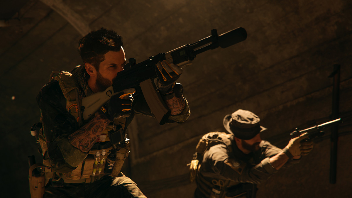 Dwóch operatorów celuje w Call of Duty Modern Warfare 2.