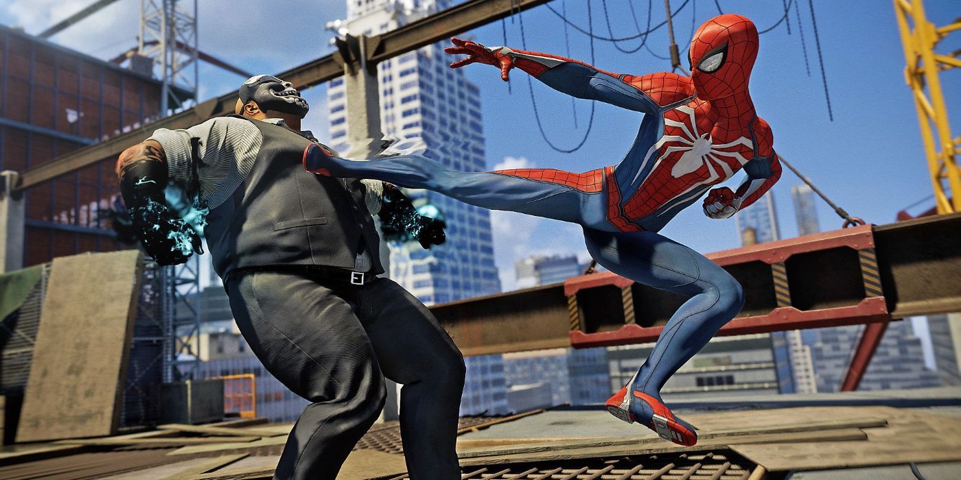 Spider-Man (po prawej) wykonuje kopniaka brutalowi (po lewej), który jest częścią Demonów, jednego z gangów w grze 