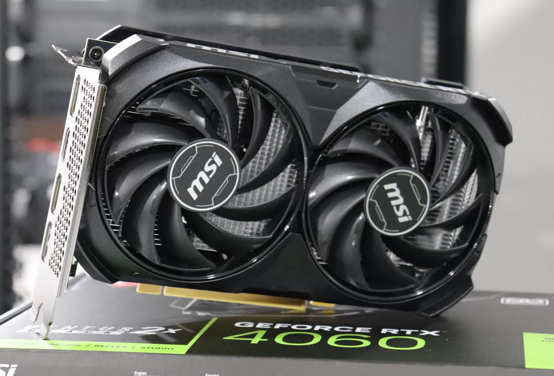 Przegląd wydajności gier NVIDIA GeForce RTX 4060 w porównaniu z AMD Radeon RX 7600 Linux