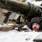 Front-Line Ukrainians grają w gry komputerowe, walcząc z czołgami w wolnym czasie. Front-Line Ukrainians Spend Down Time Battling Tanks in Video Games