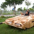 Ojciec buduje jadący drewniany czołg szwedzki z gry komputerowej World of Tanks Father Builds Drivable Wood Swedish Tank From World Of Tanks Video Game