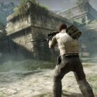 Koniec oficjalnego wsparcia Valve dla CS:GO A soldier aims their gun while carrying the bomb in an ancient Aztec-like temple in Counter-Strike