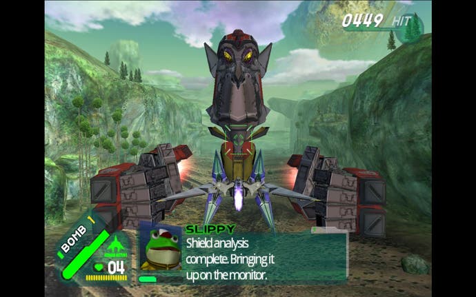 Zrzut ekranu ze Star Fox Assault przedstawiający Arwinga zbliżającego się do gigantycznej pływającej metalowej głowy z dwiema odłączonymi rękami w lesie deszczowym.