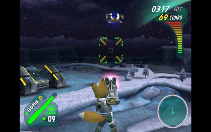 Zrzut ekranu ze Star Fox Assault, przedstawiający Foxa McClouda celującego z pistoletu, stojącego na skrzydle latającego Arwinga na zaśnieżonej planecie.