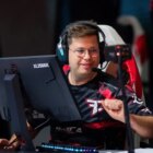 Karrigan fist bumping his teammates at PGL Copenhagen CS2 Major.
