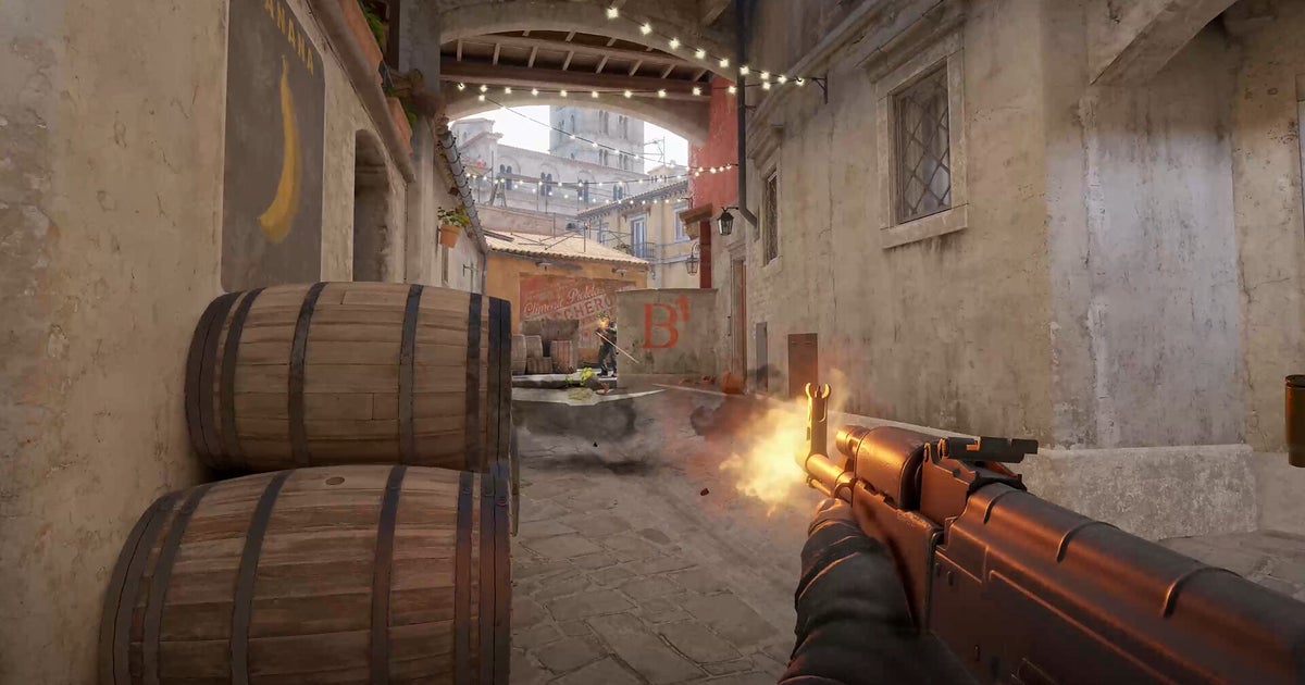 Counter-Strike 2's latest update lets you hold weapons in the wrong hand (but that's actually good)