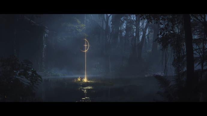 Zrzut ekranu zwiastuna historii Shadow of the Erdtree przedstawiający dziwny złoty symbol pośrodku ciemnego jeziora oświetlonego księżycem