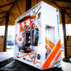 ReVolt: Efektowny PC do gier z Threadripperem w kolorze pomarańczowym i białym. This electrifying Threadripper PC is inspired by a Counter-Strike skin