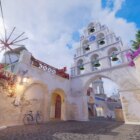 Valve zaskakuje graczy nowymi mapami w CS2 - Aktualizacja Czempionów Counter-Strike. An archway with bells outside a Greek village in the map Thera in CS2.
