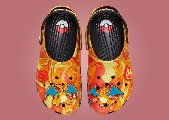 Dwa jasnopomarańczowe Charizard Crocs obok siebie, pokazane od góry