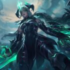League of Legends przygotowuje duże zmiany w trybie Arena w sierpniu 2023 roku Ruined Shyvana towers over the battlefield with two bright green energy claws while wearing dark black armour in League of Legends.