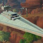 World of Warcraft: Gracz buduje siedlisko z Gwiezdnych Wojen i jest to przedmiotem dyskusji. A screenshot of World of Warcraft featuring an Imperial Destroyer ship from Star Wars. The massive, triangular ship was built by a player using housing tools.