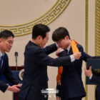 Faker otrzymuje medal Cheongnyong: pierwszy gracz e-sportu uhonorowany w Korei. Faker Awarded Cheongnyong Medal — First Esports Player to Earn South Korea’s Highest Order of Sport Merit