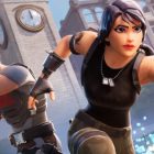 Fortnite: Zbyt wiele botów, ale proste rozwiązanie poprawiające wrażenia. Fortnite battle scene: fierce female agent with dual pistols charging forward, blonde male fighter beside her, clock tower and chaotic city background