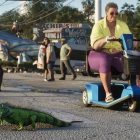 GTA 6: Entuzjaści tropią zwierzęta w zwiastunie – fascynująca obsesja. An iguana crossing a street near a woman on a scooter