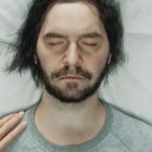 Control Resonant: Remedy stawia na wydanie zbliżone do GTA 6 i liczy na jego wyjątkowość. Dylan asleep with a hand touching his shoulder during the trailer for Control 2.