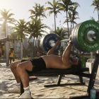Tryb wieloosobowy w GTA 6: Wskazówki od Rockstar na platformie społecznościowej, która dzieli fanów. Picture of an NPC in GTA bench pressing on a beach