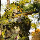 Call of Duty: MW4 DMZ: Twórcy zapewniają lepsze „czucie” broni w porównaniu do konkurencji. A screenshot of a Call of Duty: Modern Warfare 4 soldier holding a rifle in a ghillie suit.