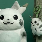 Pikachu 1996: Nowy nostalgiczny plusz robi furorę w Centrum Pokémon! Pikachu 1996 Style Plush Now Available At The Pokémon Center