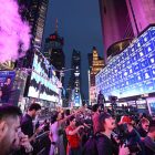 Pokémon Go: Uprzywilejowani gracze sprzedają swoje Mewtwo za tysiące, szokując społeczność. Pokémon Go Fans React in Disgust as Players Hand-Picked to Attend Exclusive Times Square Event Sell Their Prized Mewtwo for Thousands of Dollars, Breaking the Game's Rules